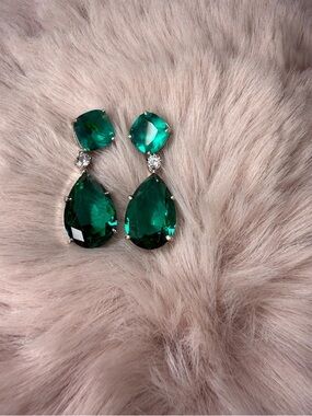 Emerald Teardrop Crystal Drop Earrings - Green Sparkle